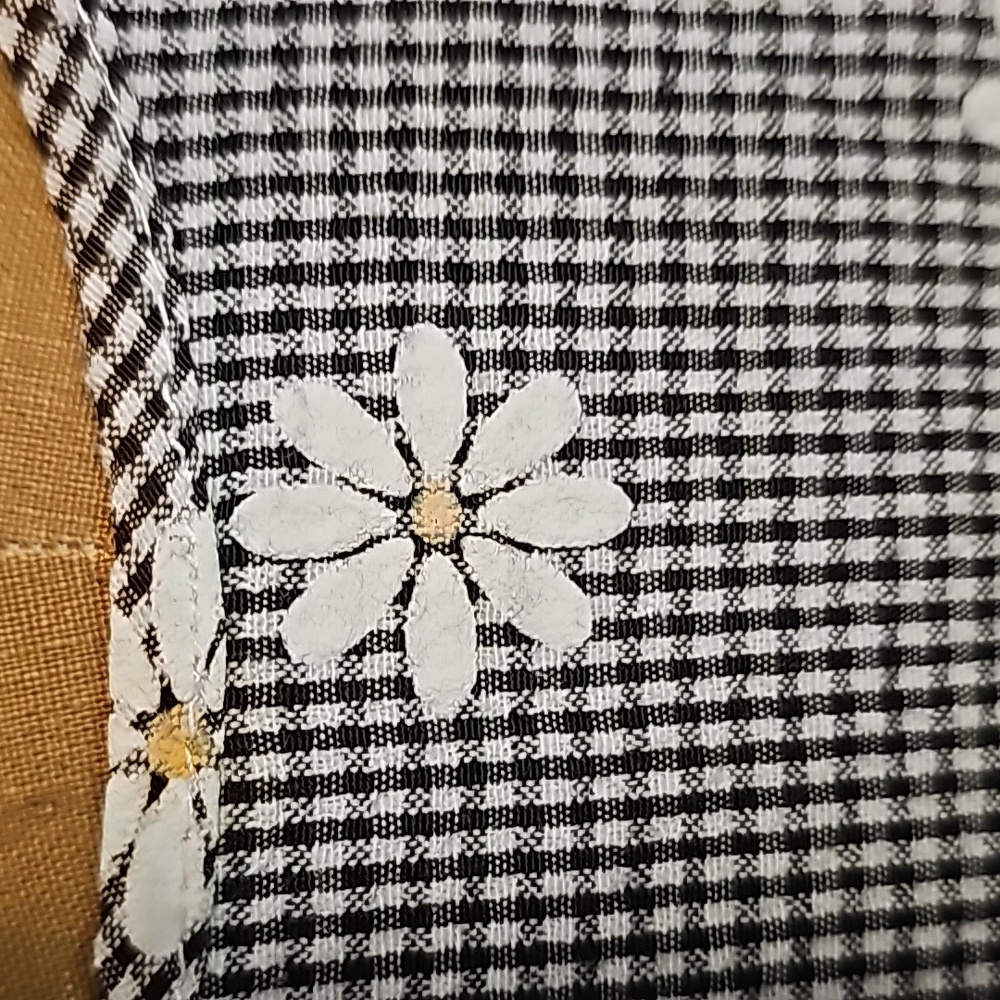 Shein Curve Cute Daisy Top. Size 0XL. black and white. - Picture 3 of 7